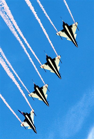 藍天為紙，6架紅藍涂裝的殲-10戰(zhàn)機縱情潑墨寫意