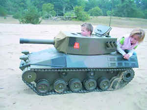 為了讓3歲兒子玩得拉風(fēng)，荷蘭父親9個月時間造了這輛坦克。