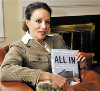 中情局前局長彼得雷烏斯情婦、傳記作家布羅德維爾