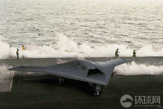 資料圖：X-47B無人機(jī)在林肯號(hào)航母上進(jìn)行系統(tǒng)連接測試。