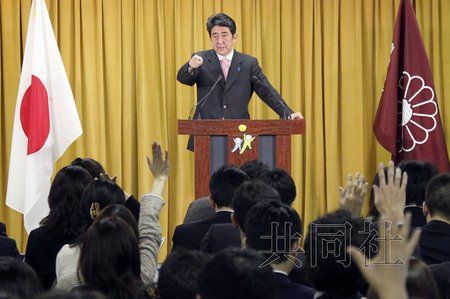 12月17日，日本自民黨總裁安倍晉三17日在黨總部會見記者，表示考慮與日本維新會和眾人之黨攜手修改憲法。