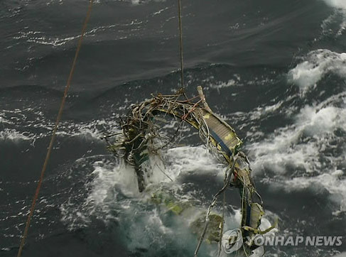 韓國防部23日表示，于本月21日又打撈了三塊朝鮮遠(yuǎn)程火箭“銀河3”號(hào)的殘骸，打撈地點(diǎn)在之前打撈一級(jí)火箭氧化劑桶附近1-2公里海域內(nèi)。（圖片來源：韓聯(lián)社）