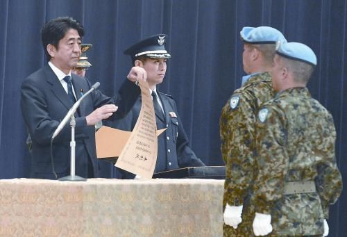 20日，日本首相安倍晉三向回國(guó)的戈蘭高地維和自衛(wèi)隊(duì)遞交政府獎(jiǎng)狀。安倍在儀式上稱，近年“日本周邊的安全保障環(huán)境更加嚴(yán)峻”，為此將修改《防衛(wèi)計(jì)劃大綱》，進(jìn)一步加強(qiáng)日美同盟。