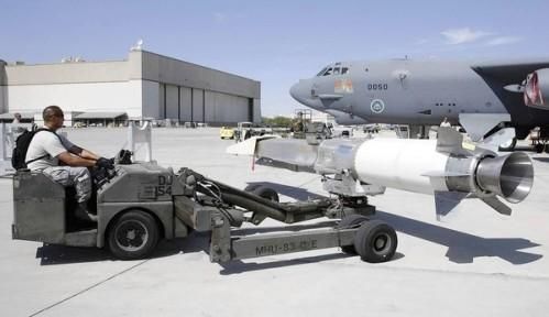 資料圖：美軍嘗試將“X-51 Wave Rider”飛行器掛在一架“B-52”轟炸機(jī)下，發(fā)射升空。