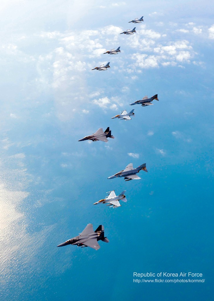 圖為韓空軍KF-16戰(zhàn)機、F-4戰(zhàn)機、F-15K兩代三型戰(zhàn)機編隊升空練作戰(zhàn)。