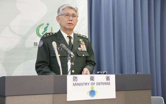 2月21日下午2點，日本陸上自衛(wèi)隊參謀長君塚榮治在防衛(wèi)省會見記者