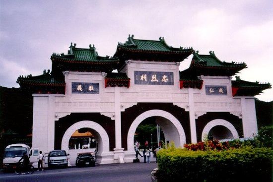 位于臺(tái)北的忠烈祠供奉著從孫中山革命，到抗日戰(zhàn)爭，解放戰(zhàn)爭所有陣亡國民黨士兵的靈位。