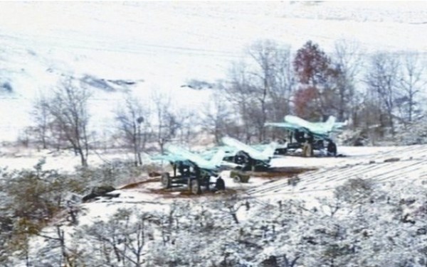 朝鮮公開的照片顯示，在三輛牽引車輛上各自搭載了一架無人機(jī)。