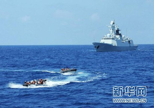 3月28日，十余名臨檢拿捕隊(duì)員從玉林艦出發(fā)，乘小艇駛向模擬可疑商船的艦只。