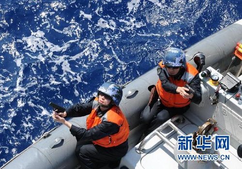 　3月28日，十余名臨檢拿捕隊(duì)員乘小艇駛至模擬可疑商船下方水面。