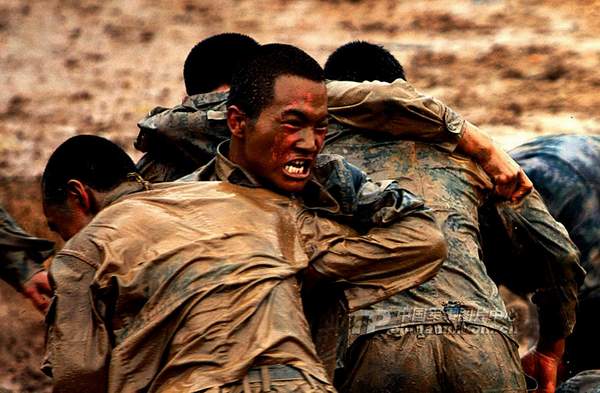 資料圖：濟(jì)南軍區(qū)某部特種兵魔鬼訓(xùn)練。