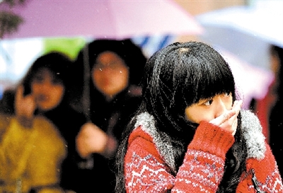 大學路附近，一位美女冷得縮起脖子。 晚報記者 馬健 圖