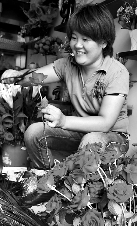 8月21日，內(nèi)黃縣一家鮮花店的工作人員正在包裝鮮花。