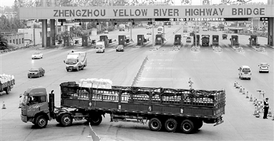 一輛6軸大貨車被路政人員勸阻后，掉頭返回