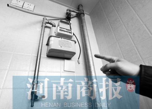 天然氣管裸露，有居民稱(chēng)安裝好的燃?xì)庠罹咭恢遍e置