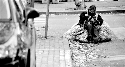 她靠在裝滿(mǎn)樹(shù)葉的大袋子上瞇了一會(huì)。