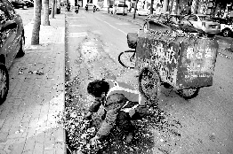 他不停清理著路邊的樹(shù)葉。