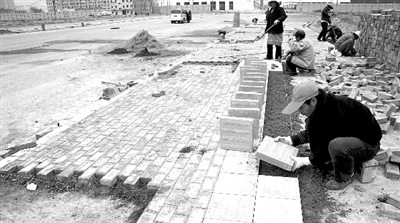 端午路正在鋪設(shè)人行道道磚，進行工程收尾。