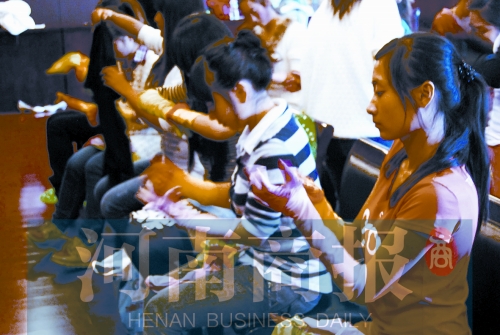 演出前，她們仔細檢查每一處細節(jié)