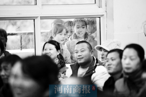 家長(zhǎng)課堂上，孩子們趴在窗戶上圍觀