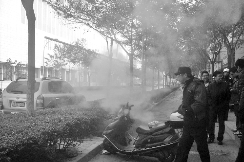 暖氣管爆裂，熱水熱氣從花壇中噴出。