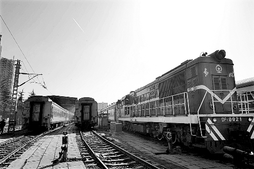 　　鄭州車輛段，擦拭一新的列車整裝待發(fā)。