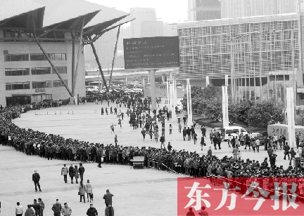 3月2日，在鄭州國(guó)際會(huì)展中心，河南省春季人才招聘會(huì)舉行，六萬(wàn)五千名求職者扎堆求職