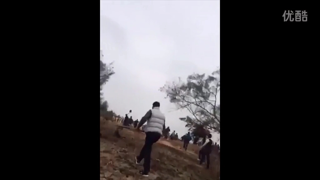 廣東退休官員修墓被指破壞鄰居祖墳風(fēng)水，雙方百人火拼現(xiàn)槍聲