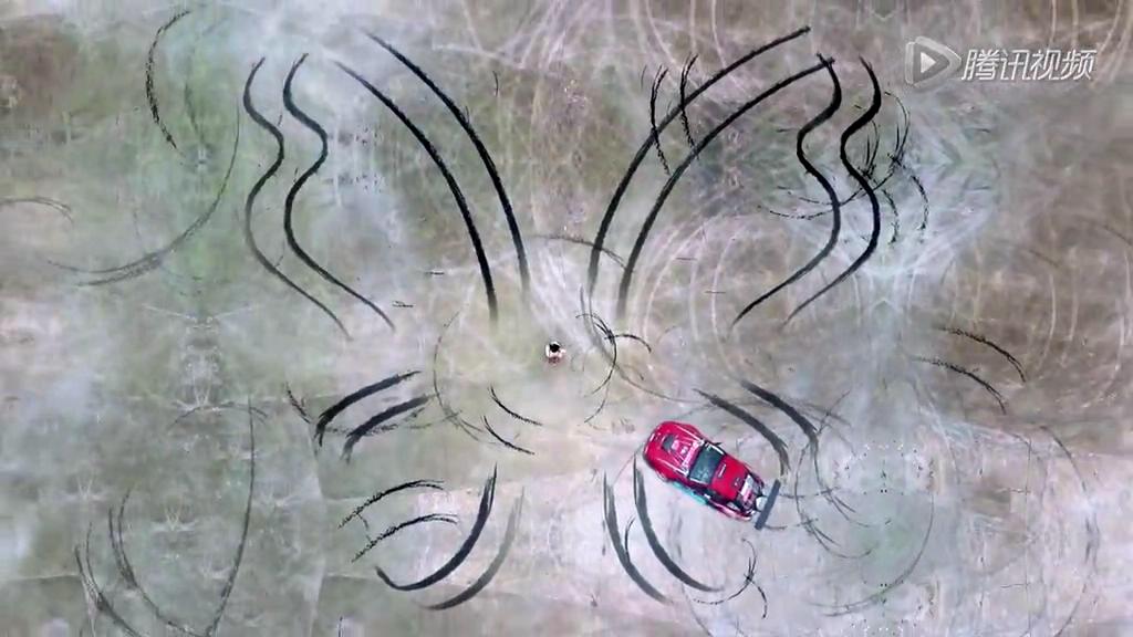 真人版“藤原拓?！崩@美女飄移輪印畫蝴蝶