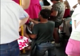 男子強(qiáng)行賣(mài)報(bào)4元不找零