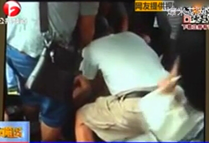 實拍女子逼小學(xué)生讓座