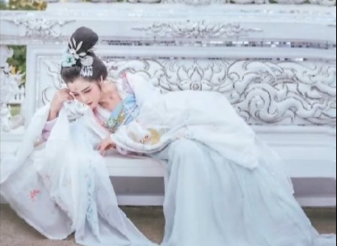 中國(guó)女孩白廟寫(xiě)真走紅