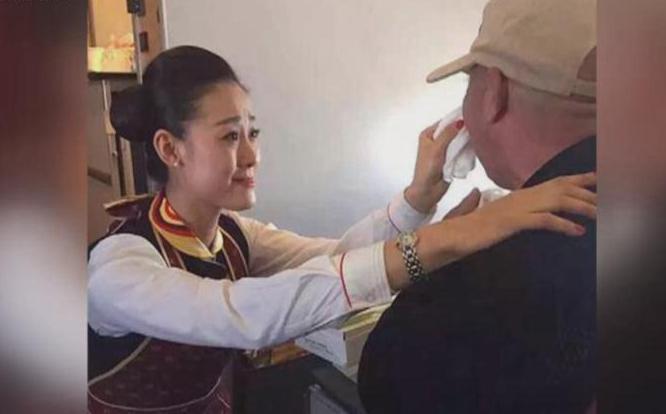 贊！空姐跪地喂河南老人吃飯