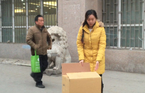 路遇行路艱難的人 你會(huì)出手嗎？