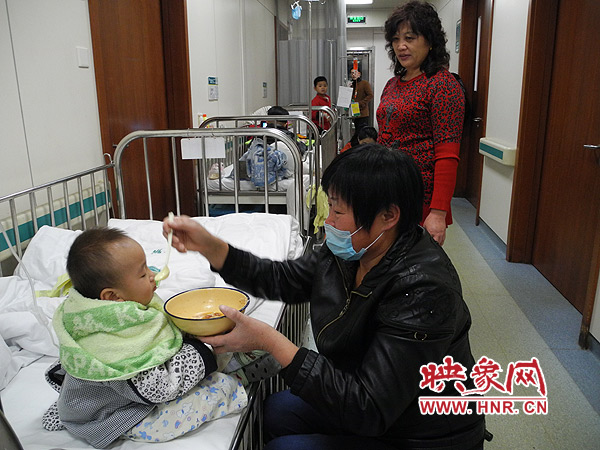 面對死神 鄧州母親放棄治療救子 現(xiàn)轉機