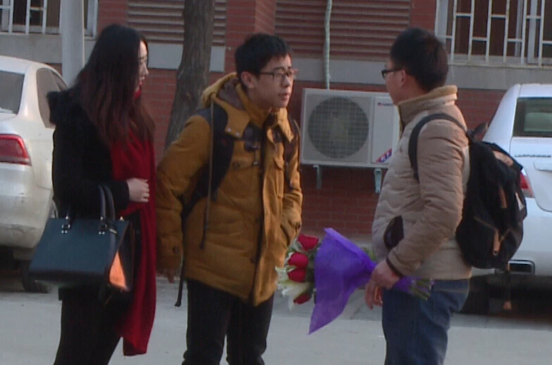 美女請你假裝其男友拒絕追求者，你會怎么辦？