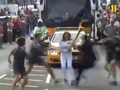 驚魂一幕！不速之客搶奧運(yùn)火炬遭安保摁倒