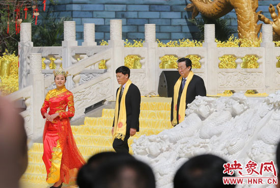 　河南省委書記、省人大常委會(huì)主任郭庚茂，河南省省長(zhǎng)謝伏瞻敬獻(xiàn)花籃。映象網(wǎng)記者 邵恰 攝