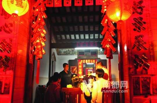 　　海口人把除夕的年夜飯稱(chēng)為“吃圍爐”。