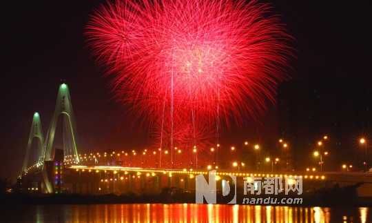  ?？谑忻癯赃^(guò)了年夜飯,到西海岸燃放觀賞煙花是近年來(lái)興起的一大潮流。