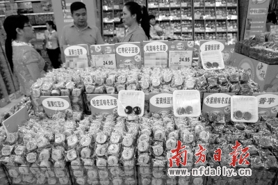 散裝月餅因其實(shí)惠的價(jià)格、豐富的口味而受到市民的青睞。