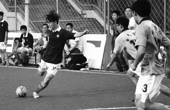 只要有球踢，小伙子們就很高興