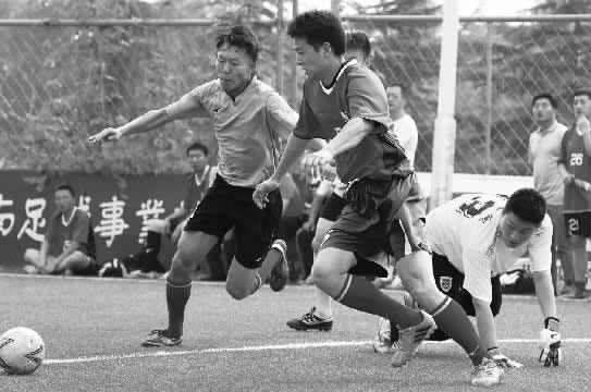 鄭州航院隊(duì)與鄭州經(jīng)開正和隊(duì)的比賽，可謂是學(xué)生軍和朋友隊(duì)之間的強(qiáng)強(qiáng)對決