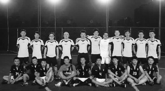 昨晚，東道主東方今報(bào)隊(duì)迎來了第二個(gè)比賽對(duì)手——財(cái)大數(shù)學(xué)隊(duì)