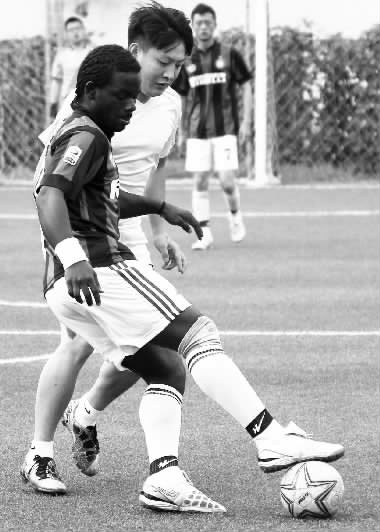 黑人小伙維安雖然沒有進球，但其在場上展現(xiàn)出來的個人能力，贏得了對手的稱贊