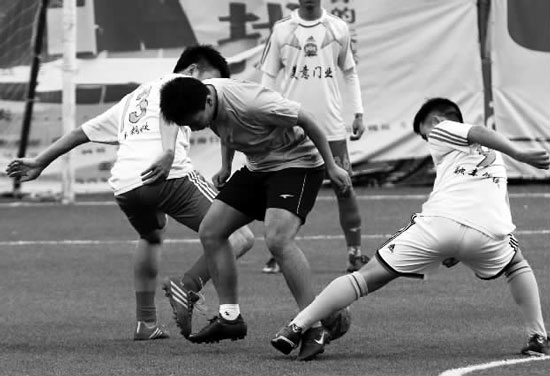 奪冠熱門球隊美意門業(yè)，上半場就踢出了5:0的一邊倒局面