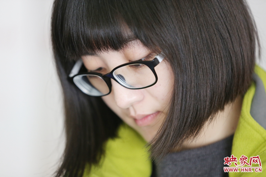 采訪中認(rèn)真記錄的樂天。