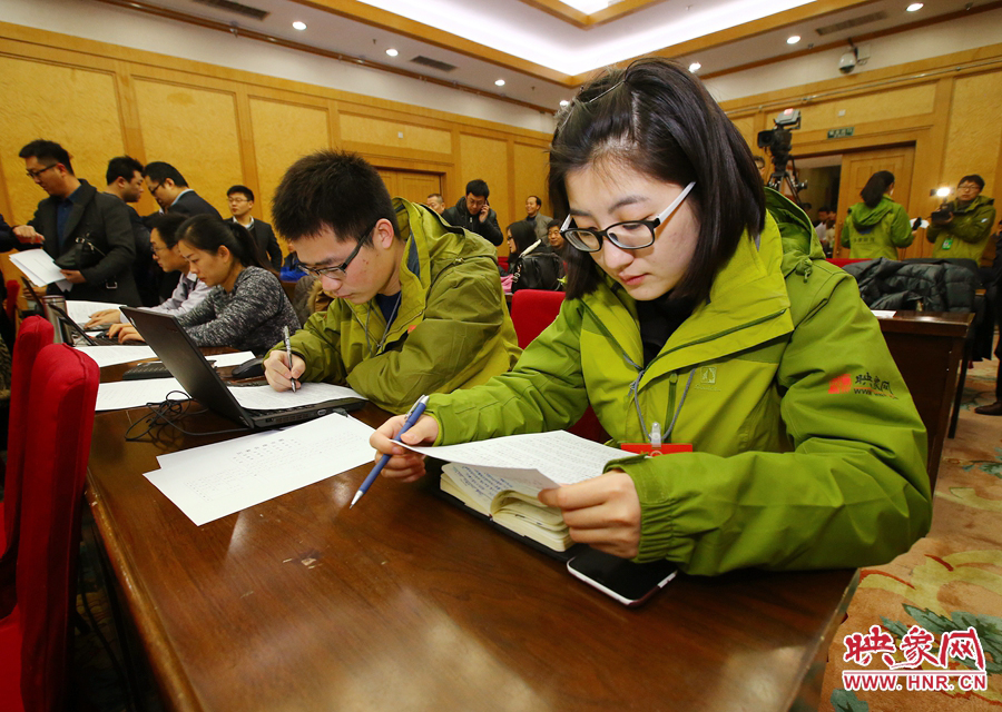 大象融媒映象網(wǎng)記者南樂天在兩會記者會開始前積極準(zhǔn)備。