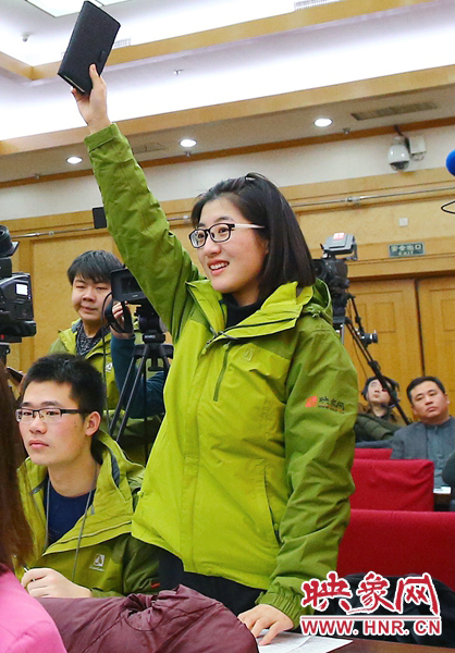 兩會記者會，樂天站起來舉手。