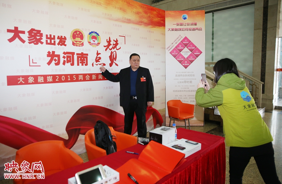 幫代表在大象融媒新聞會客廳留影拍照。